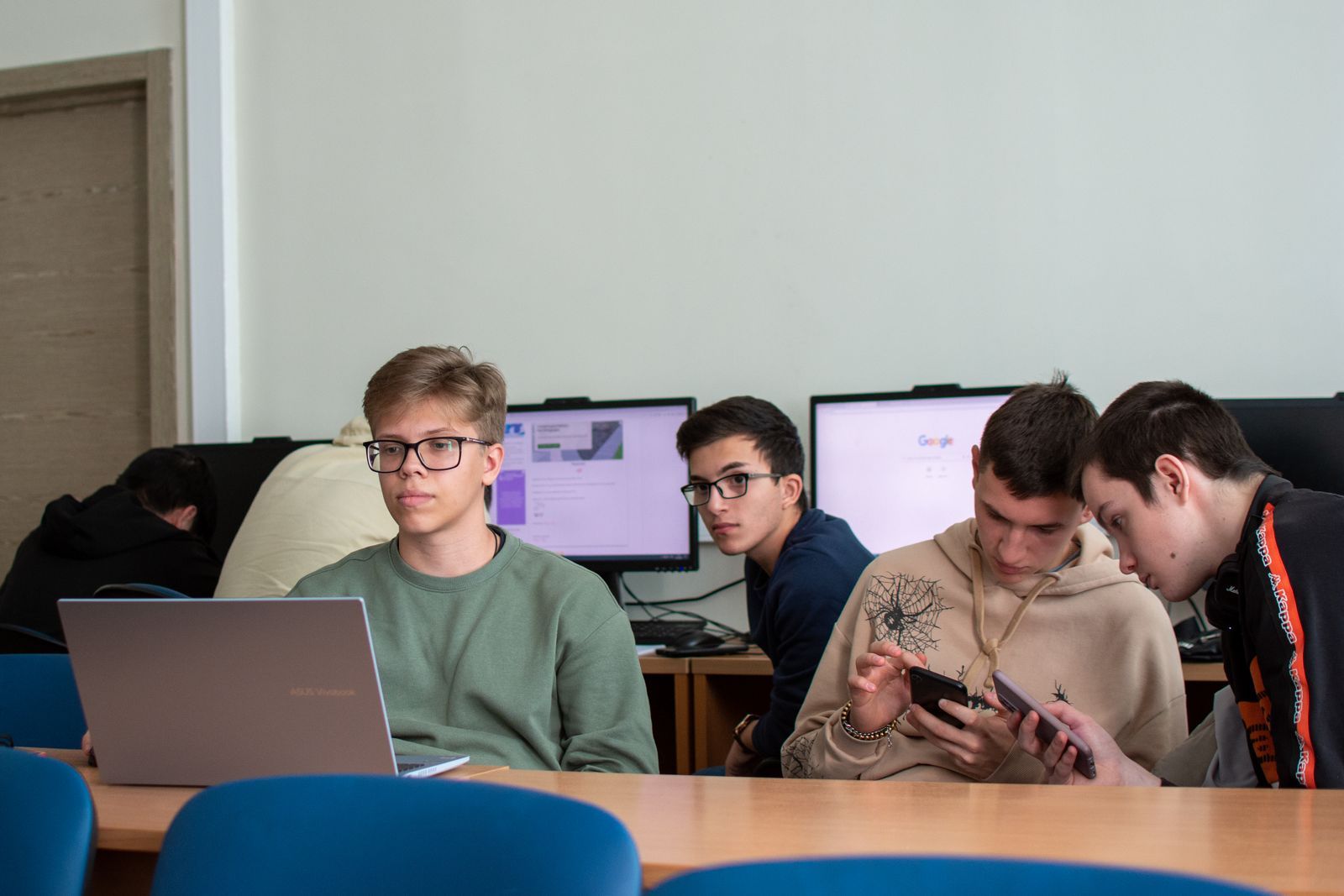 Studenti pracují s nástroji umělé inteligence