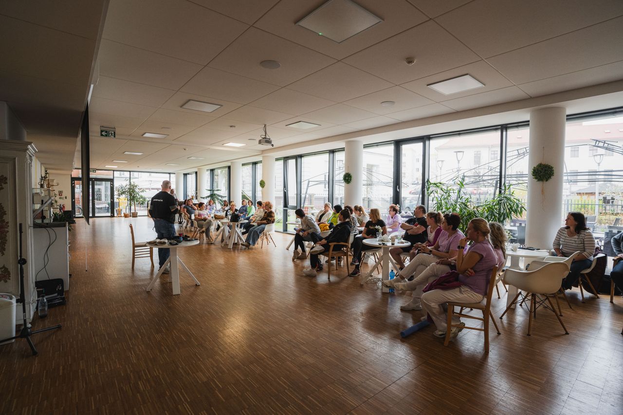 Larger group of participants during briefing GBH Academy