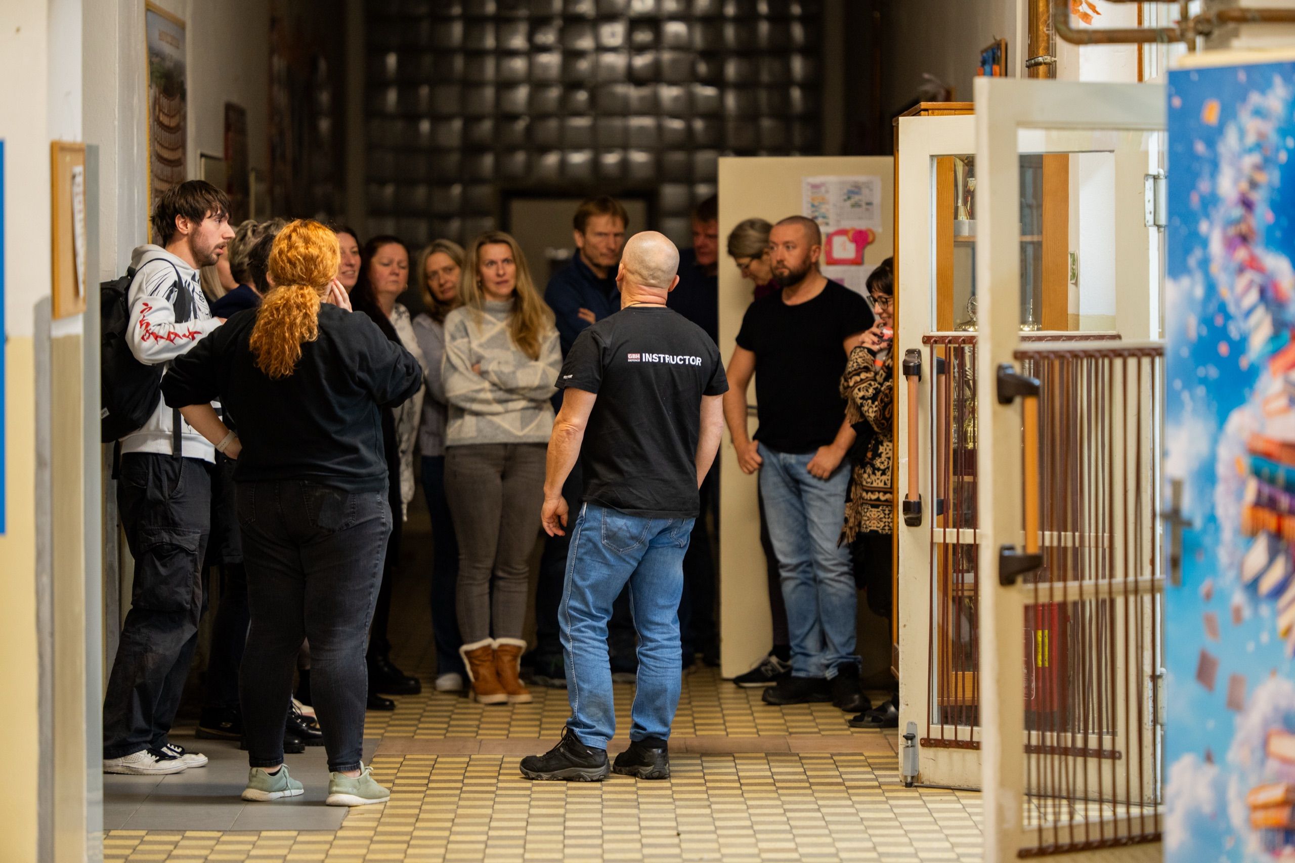 Školní prostředí pro školení bezpečnosti a reakce na aktivního útočníka