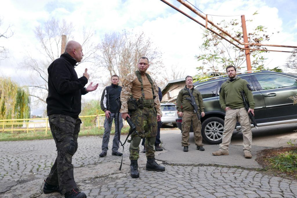 Instruktor instruuje skupinu před zahájením nácviku