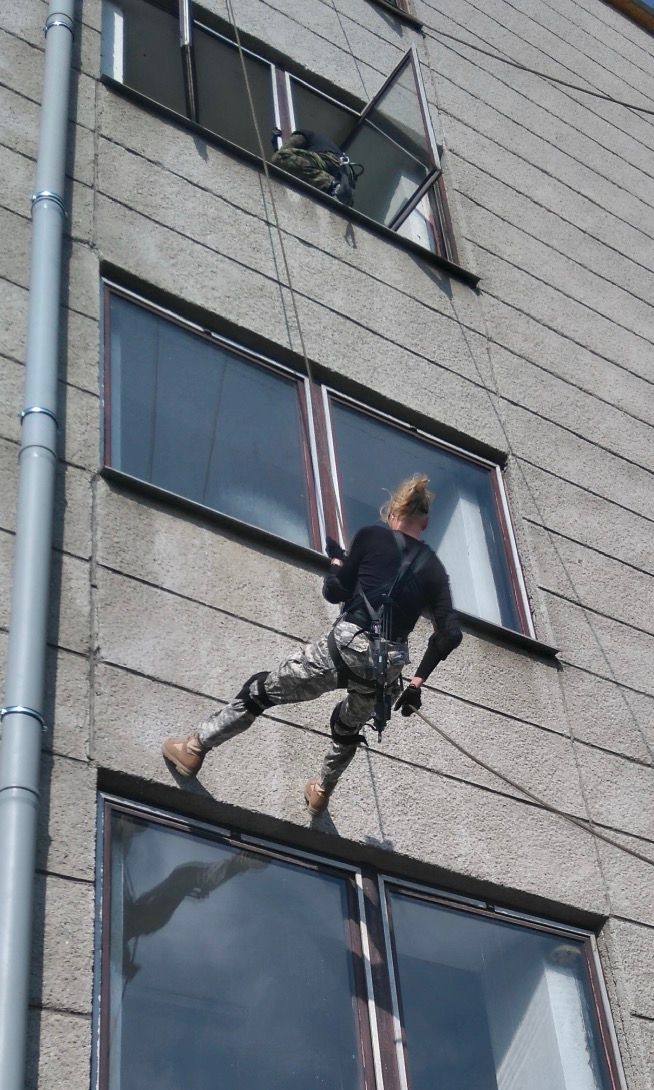 Slaňování a postup po budově